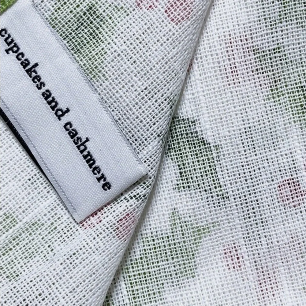 🎄 Cupcakes and Cashmere 6 napkins. Christmas Holly.